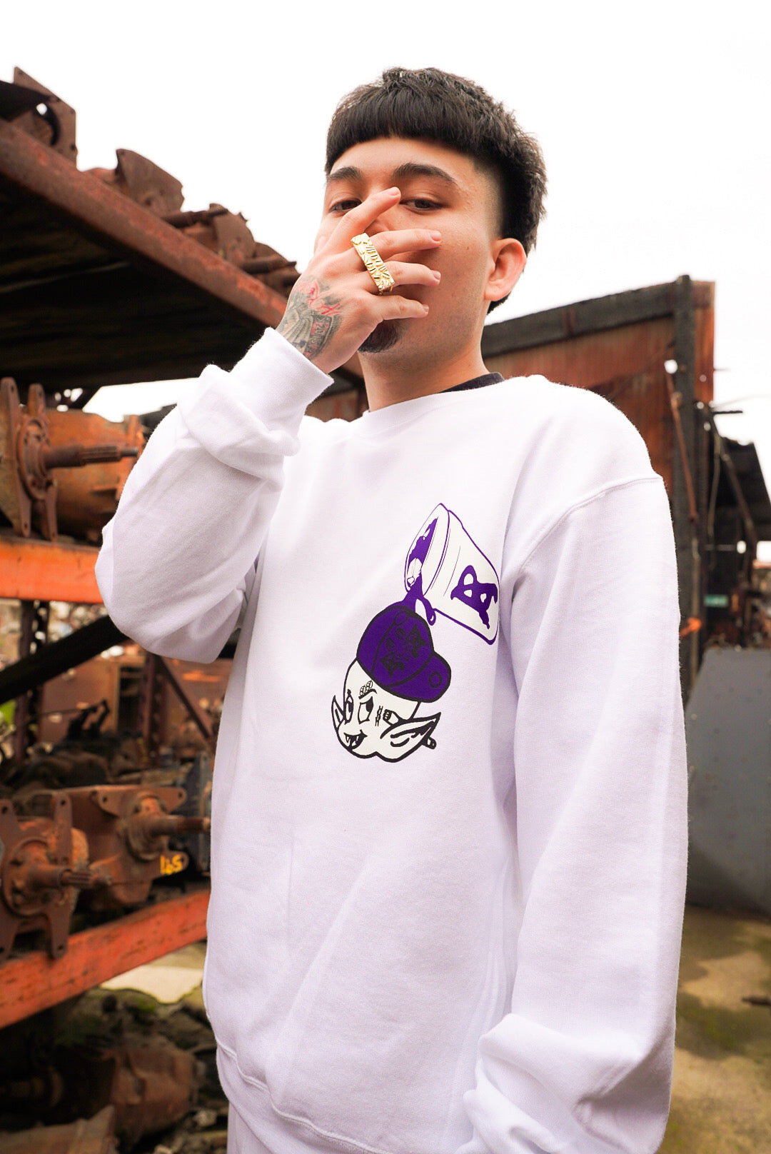 SCREW HEAD CREW NECK