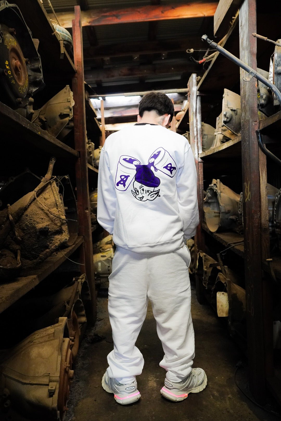 SCREW HEAD CREW NECK